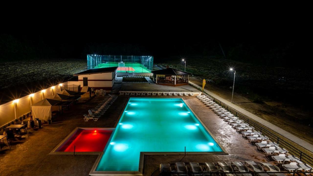 Hotel Complex Noblesse Vaslui Exterior foto